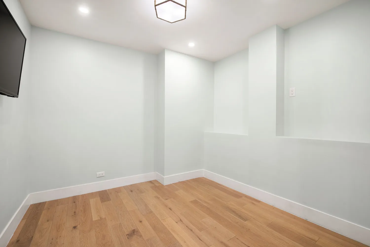 $1,995,000 | 70 East 10th Street, Unit 4V | Greenwich Village