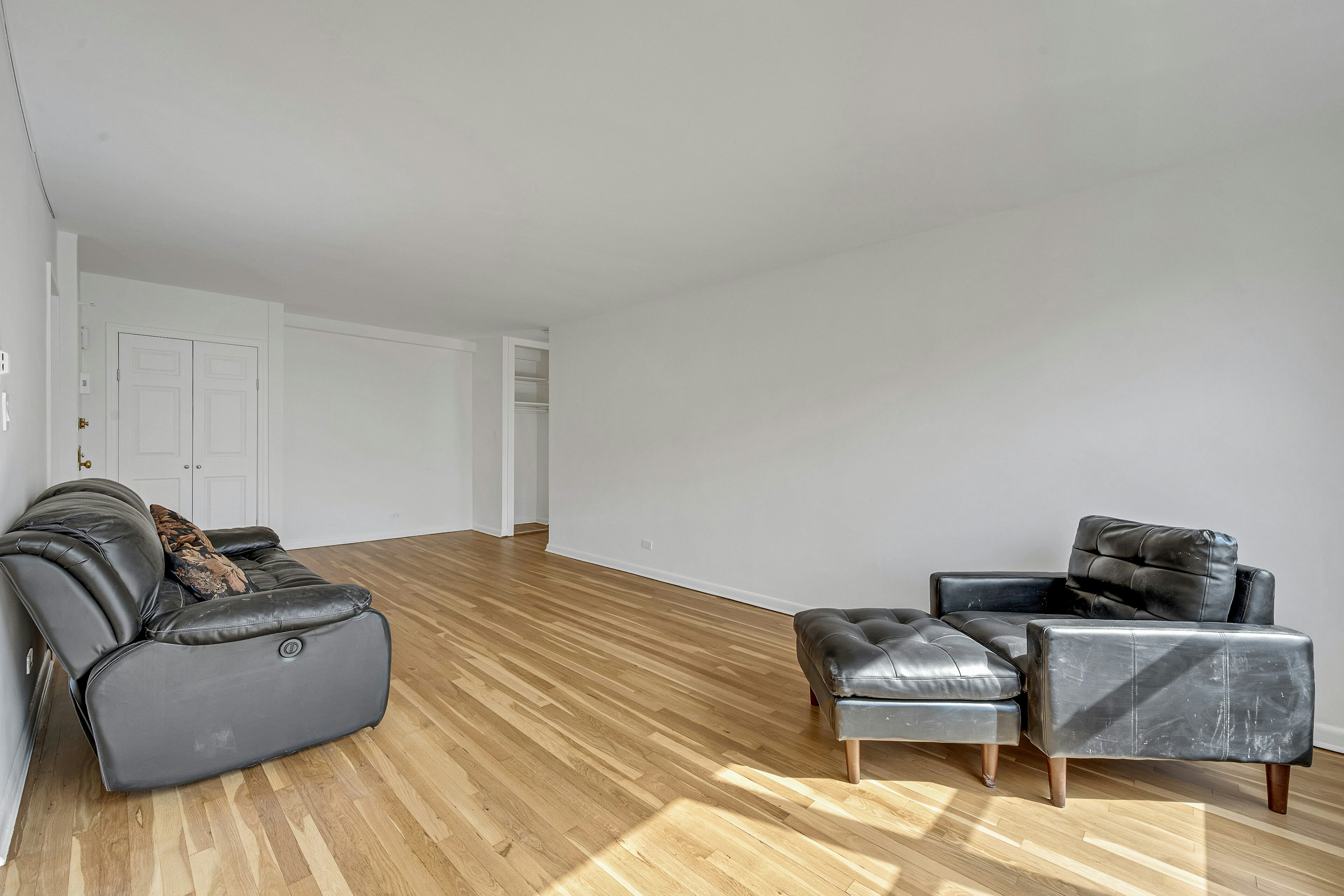 5730 Mosholu Avenue, Unit 5F Bronx, NY 10471 - Photo 4 of 15 a living room with furniture