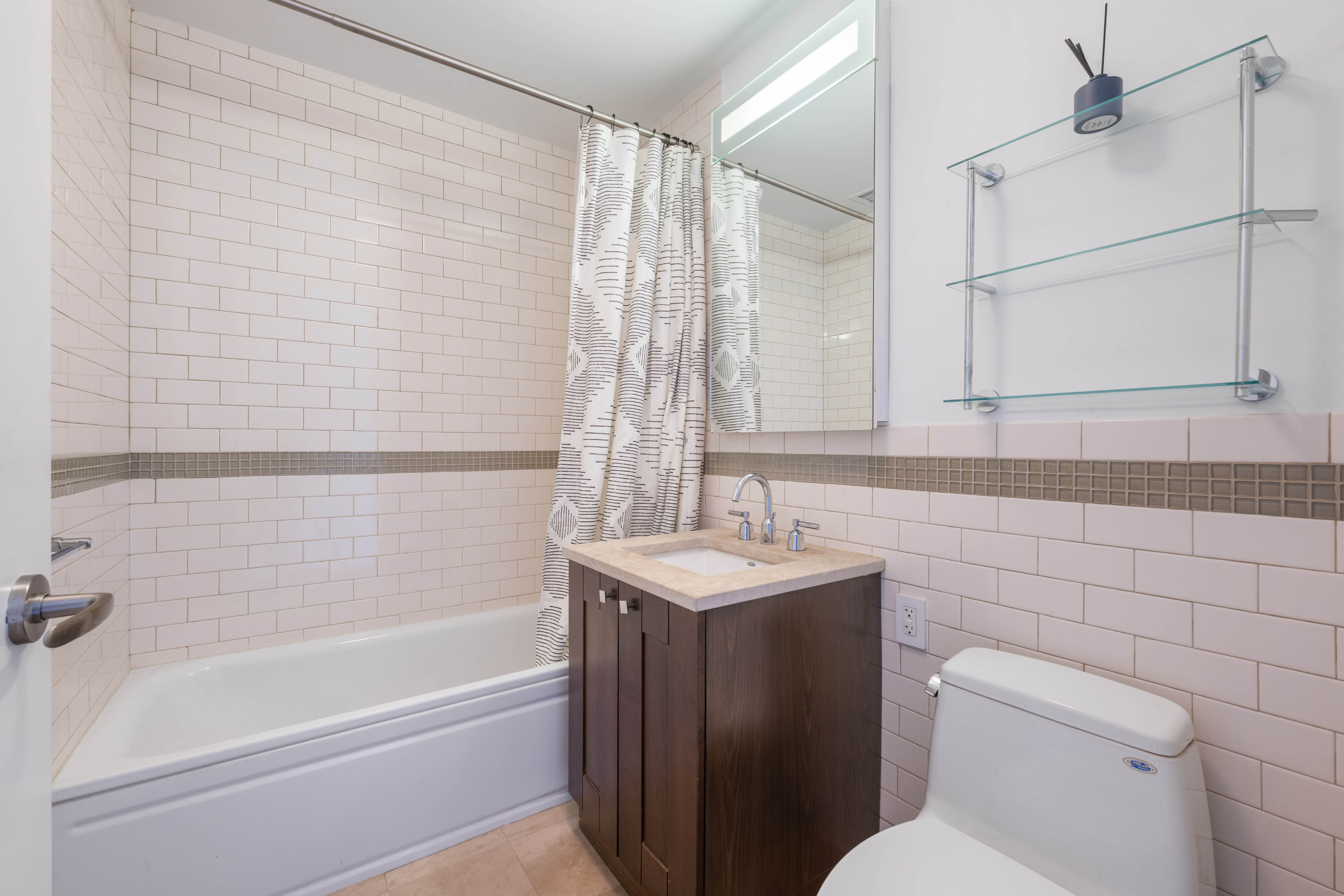 640 West 237th Street, Unit 6D Bronx, NY 10463 - Photo 8 of 9 a bathroom with a toilet sink and bathtub