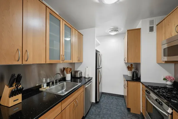 $735,000 | 333 East 69th Street, Unit 3A | Lenox Hill