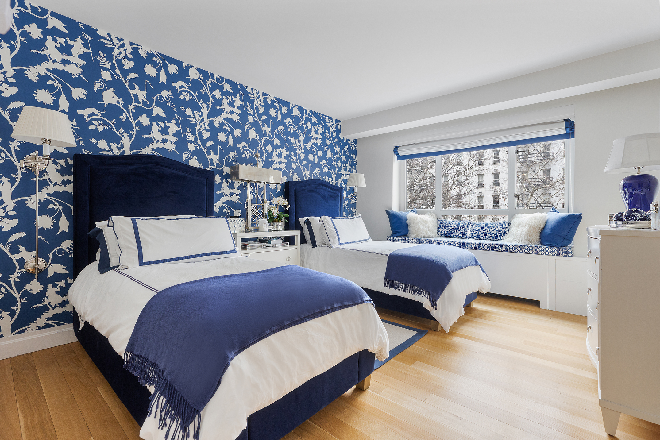 200 East 66th Street, Unit E207 Manhattan, NY 10065 - Photo 8 of 12 a bedroom with a bed and a couch