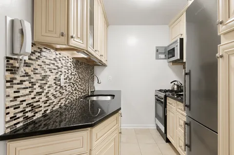$599,000 | 201 East 21st Street, Unit 5G | Gramercy