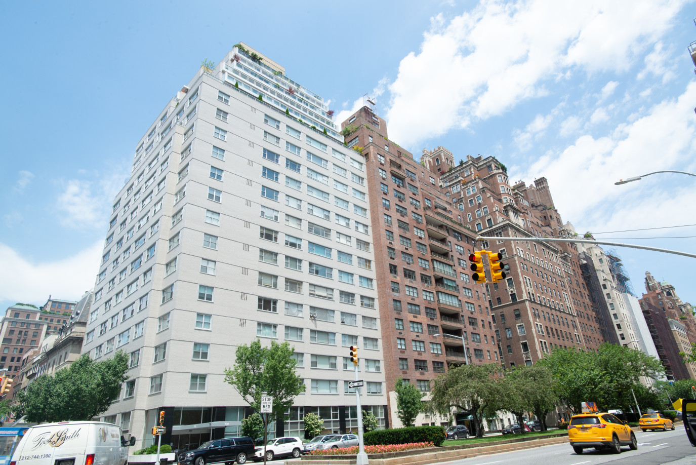 700 Park Avenue, Unit 2B Manhattan, NY 10021 - Photo 24 of 26 a front view of a building