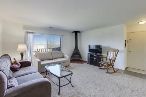 $222,000 | 717 Killarney Court, Unit 2D, Schaumburg, IL 60193