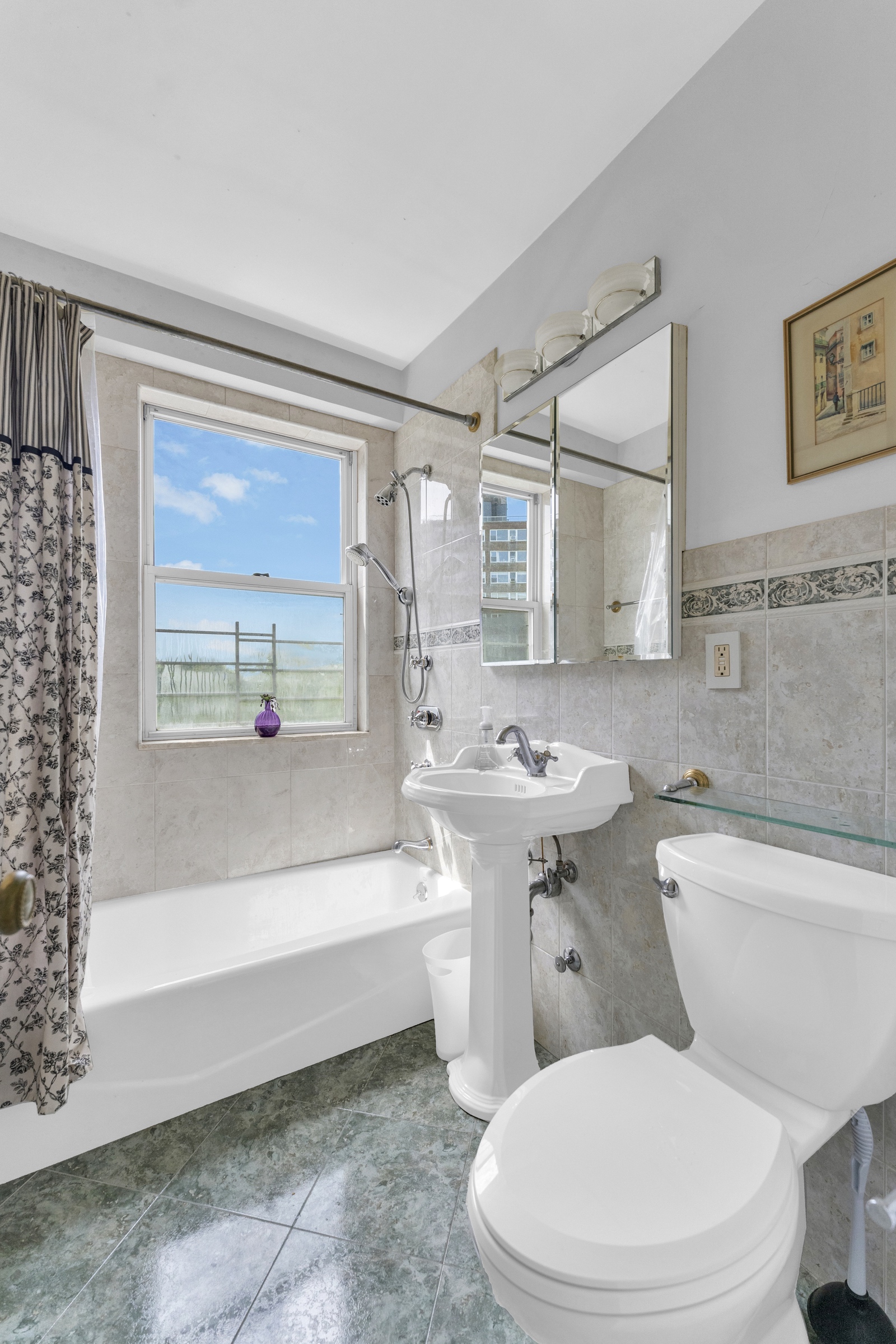 2621 Palisade Avenue, Unit 11J Bronx, NY 10463 - Photo 15 of 19 a bathroom with a toilet a sink and bathtub
