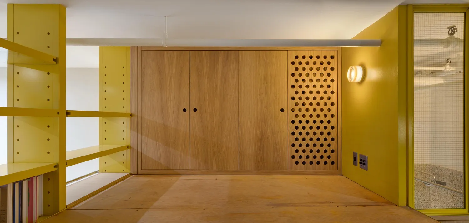 a view of entryway with a front door