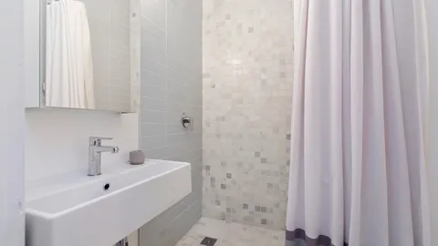 $475,000 | 415 West Aldine Avenue, Unit 2B, Chicago, IL 60657