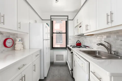 $1,435,000 | 30 East 9th Street, Unit 4M | Greenwich Village