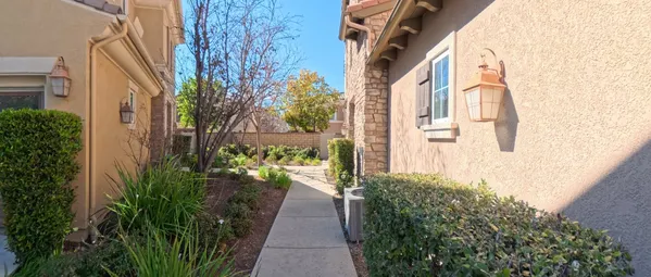 a view of a pathway along the path of a house