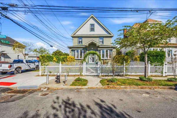 $950,000 | 186-01 Nashville Boulevard | St. Albans