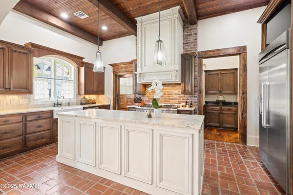 $1,100,000 | 100 Candlewood Drive, Lafayette, LA 70508