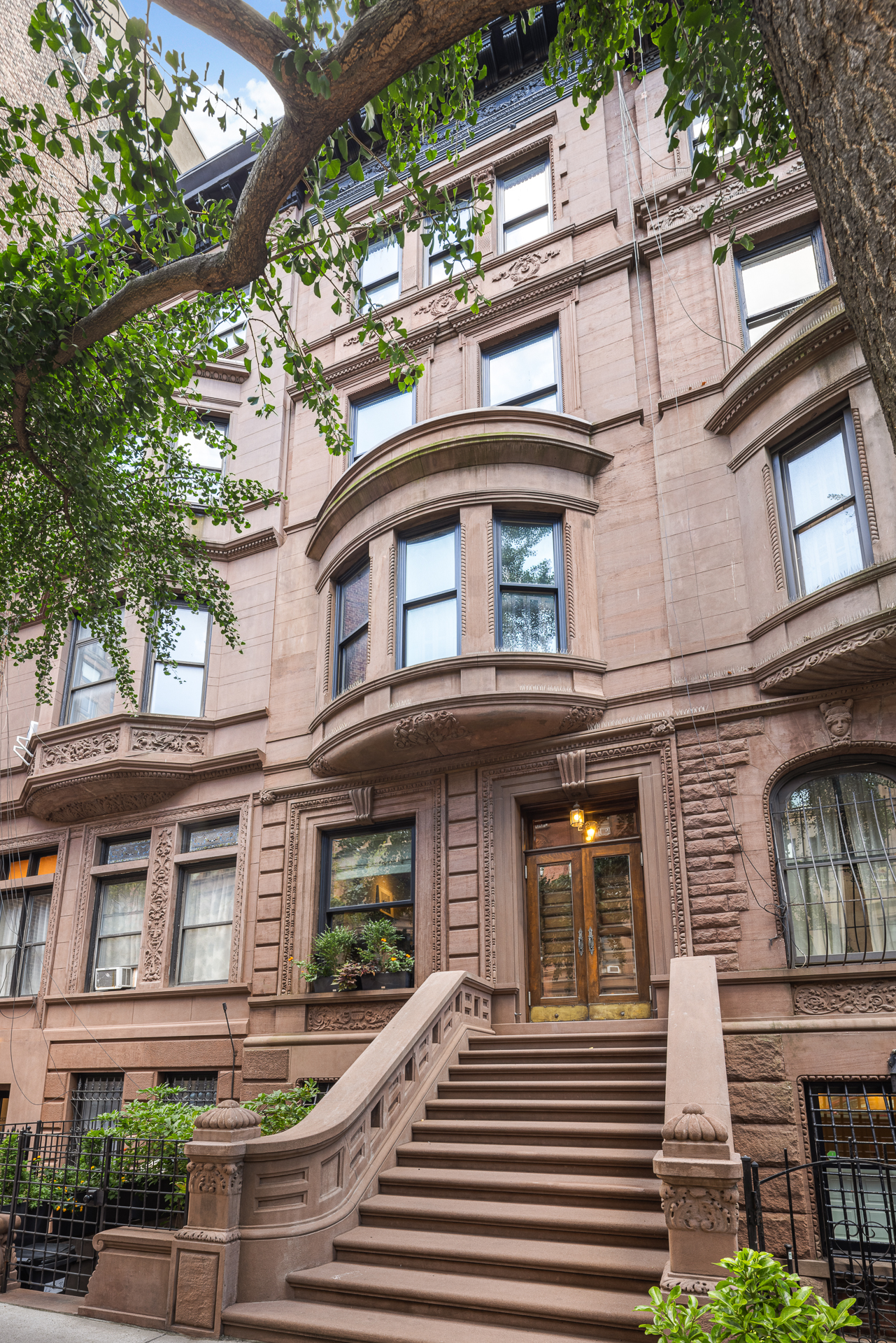 22 West 70th Street Manhattan, NY 10023 - Photo 11 of 12 front view of a building