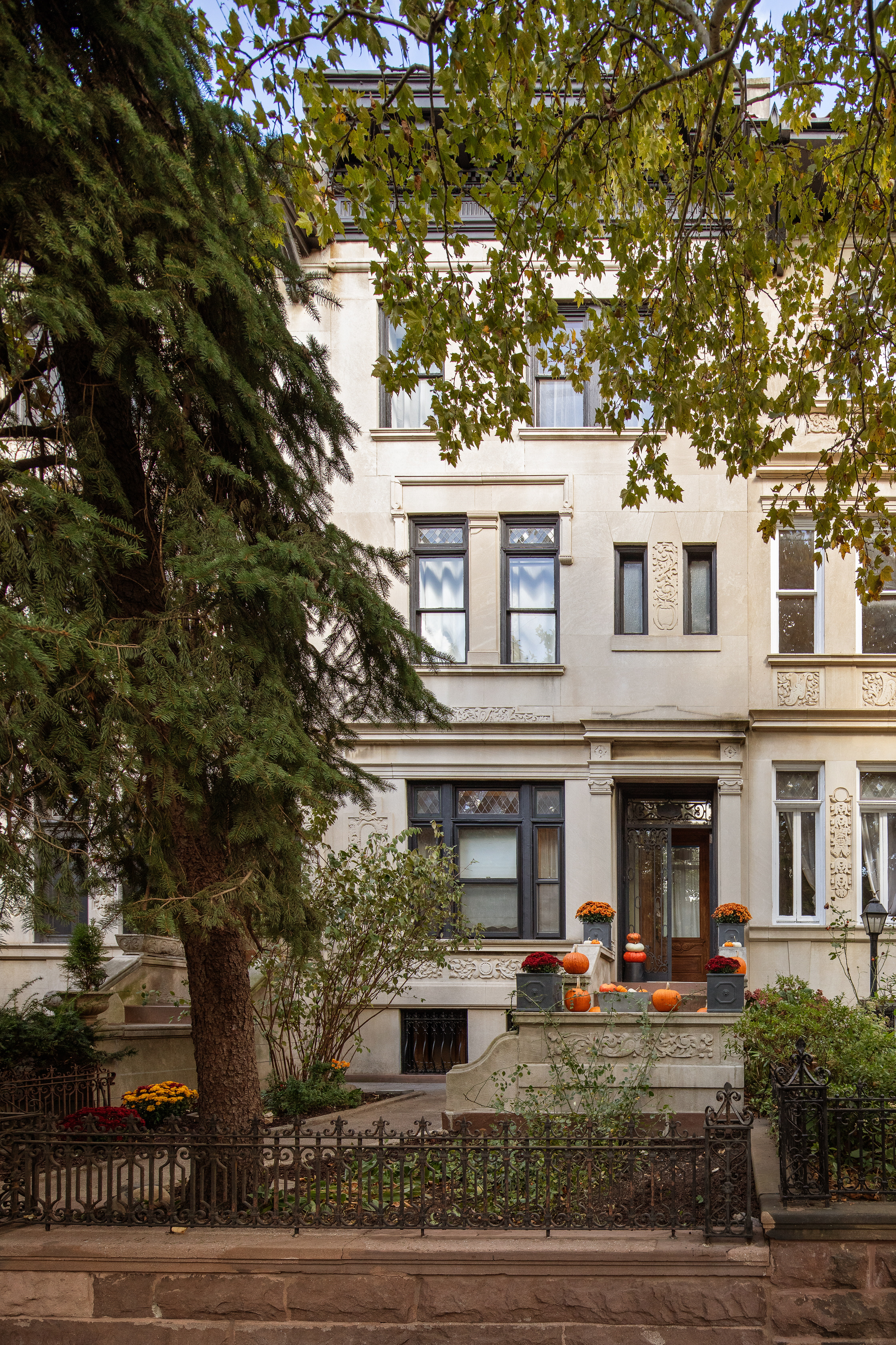 585 3rd Street Brooklyn, NY 11215 - Photo 2 of 6 a front view of a house with garden