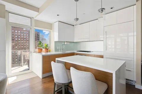 $2,350,000 | 555 West 59th Street, Unit 28D | Upper West Side