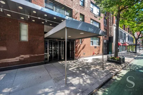 $798,000 | 301 East 62nd Street, Unit 12B | Lenox Hill