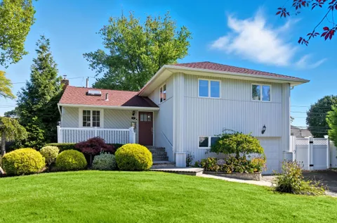 $950,000 | 17 Willben Lane, Plainview, NY 11803