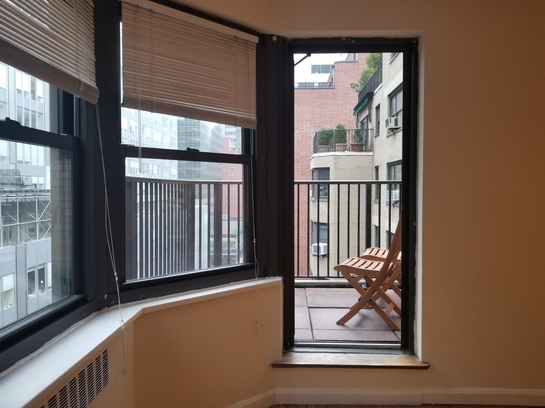 135 East 54th Street, Unit 12A Manhattan, NY 10022 - Photo 3 of 10