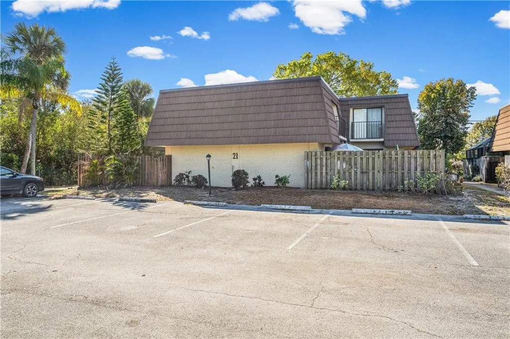 $190,000 | 1166 6th Avenue, Unit 21D, Vero Beach, FL 32960