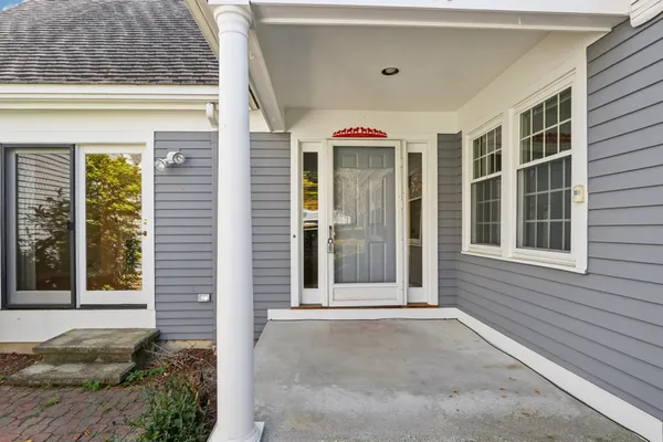 a view of entryway with a yard