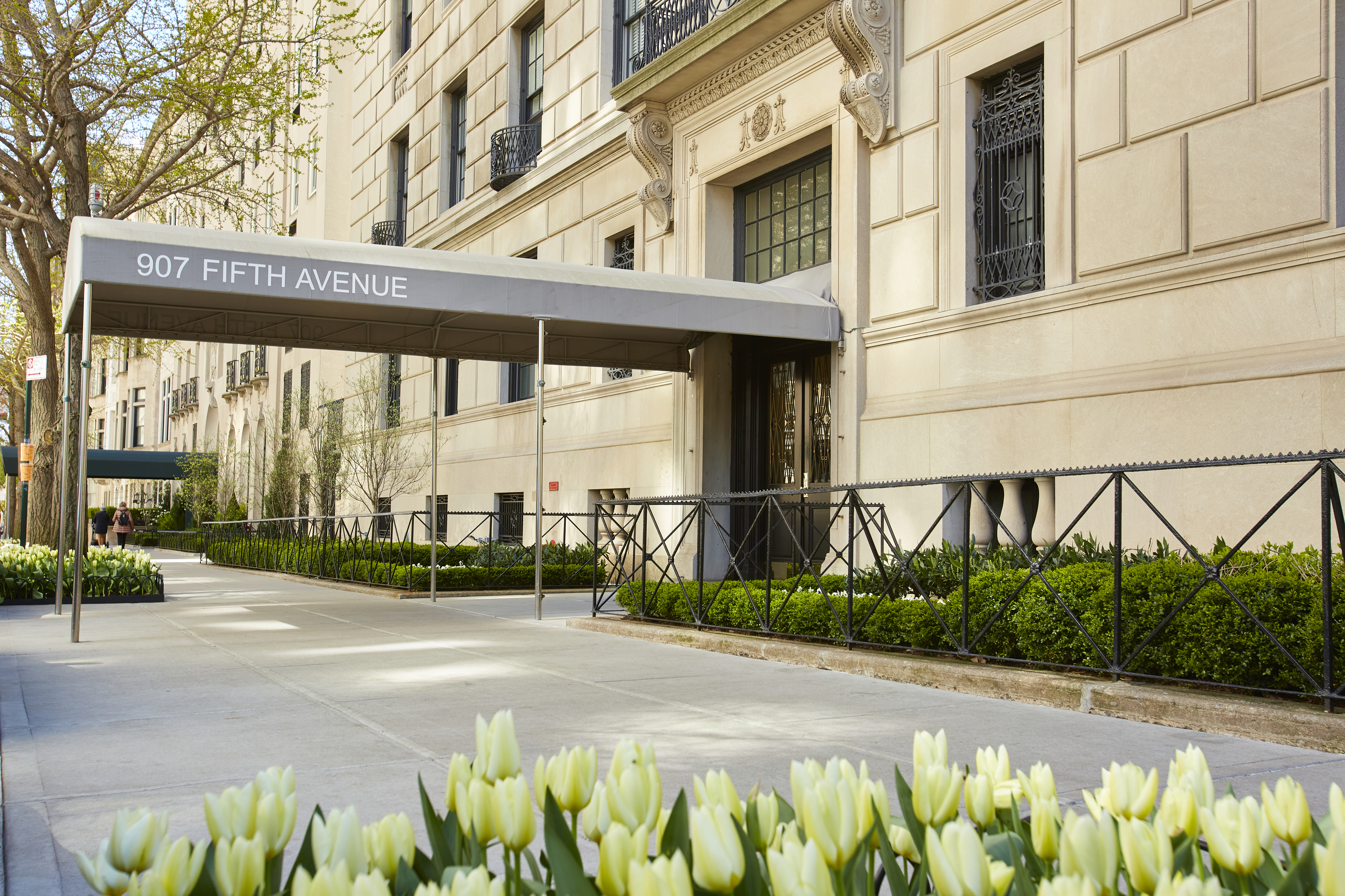 907 5th Avenue, Unit 4F Manhattan, NY 10021 - Photo 12 of 13 a view of a garden with a bench
