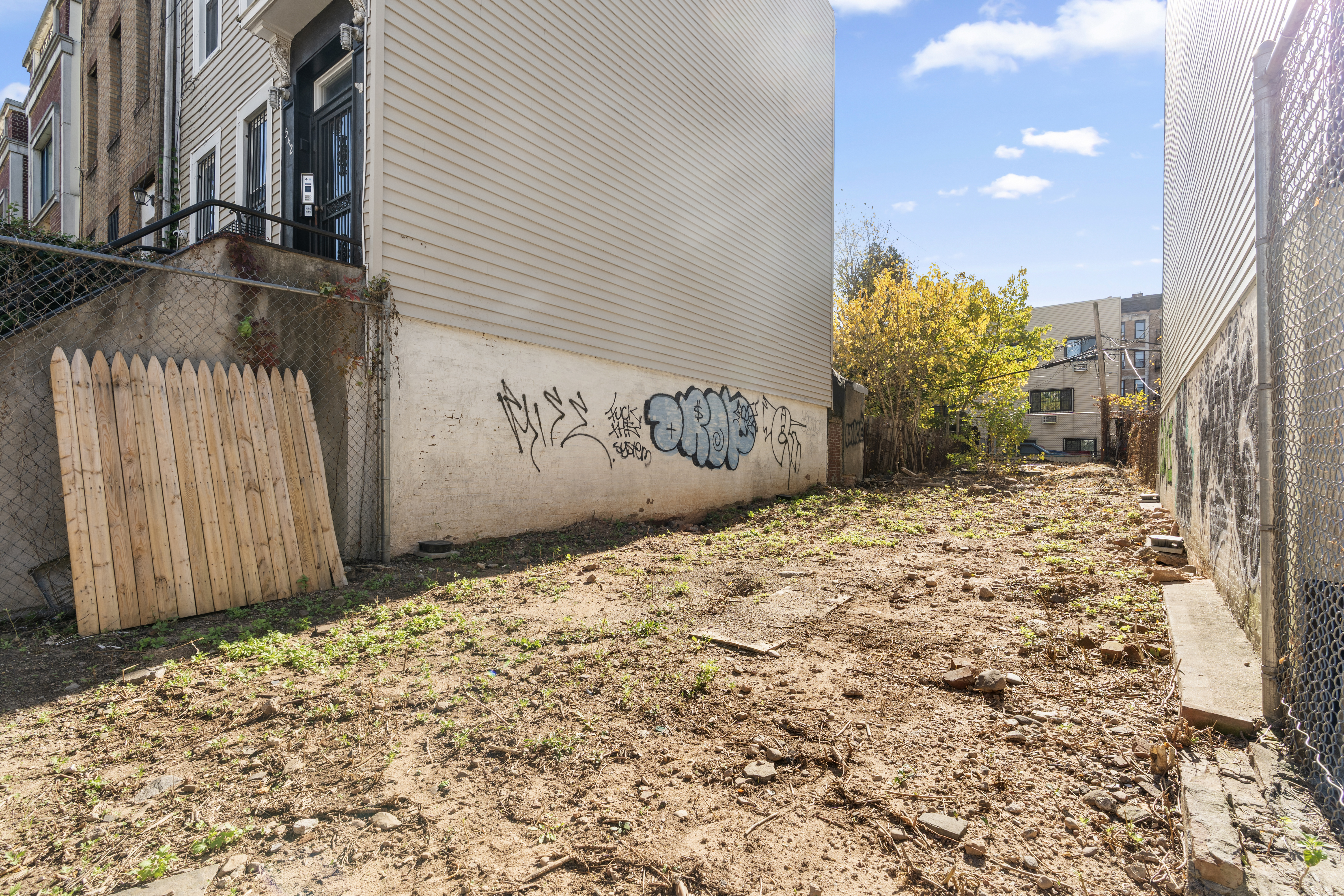 540 Willoughby Avenue Brooklyn, NY 11206 - Photo 8 of 11 a view of a backyard of the house