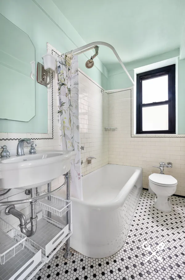 $639,000 | 235 East 22nd Street, Unit 7P | Gramercy