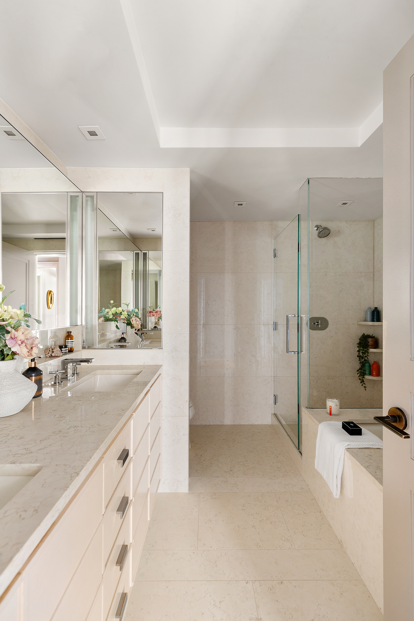 170 East End Avenue, Unit 7A Manhattan, NY 10128 - Photo 8 of 35 a spacious bathroom with a tub shower and sink