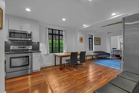 $520,000 | 320 East 42nd Street, Unit 918 | Murray Hill