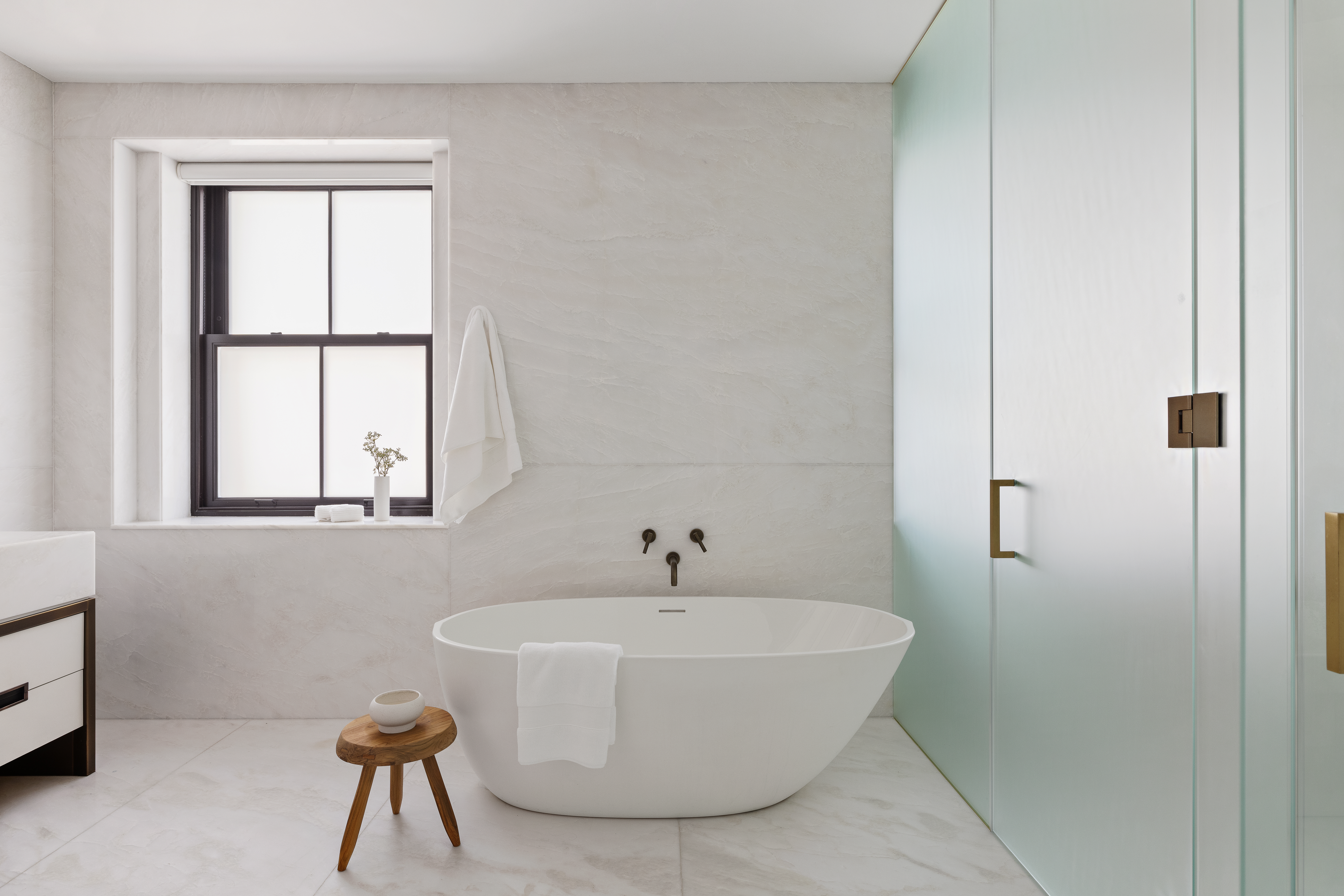 443 Greenwich Street, Unit PHD Manhattan, NY 10013 - Photo 20 of 32 a bathroom with a bathtub and a window