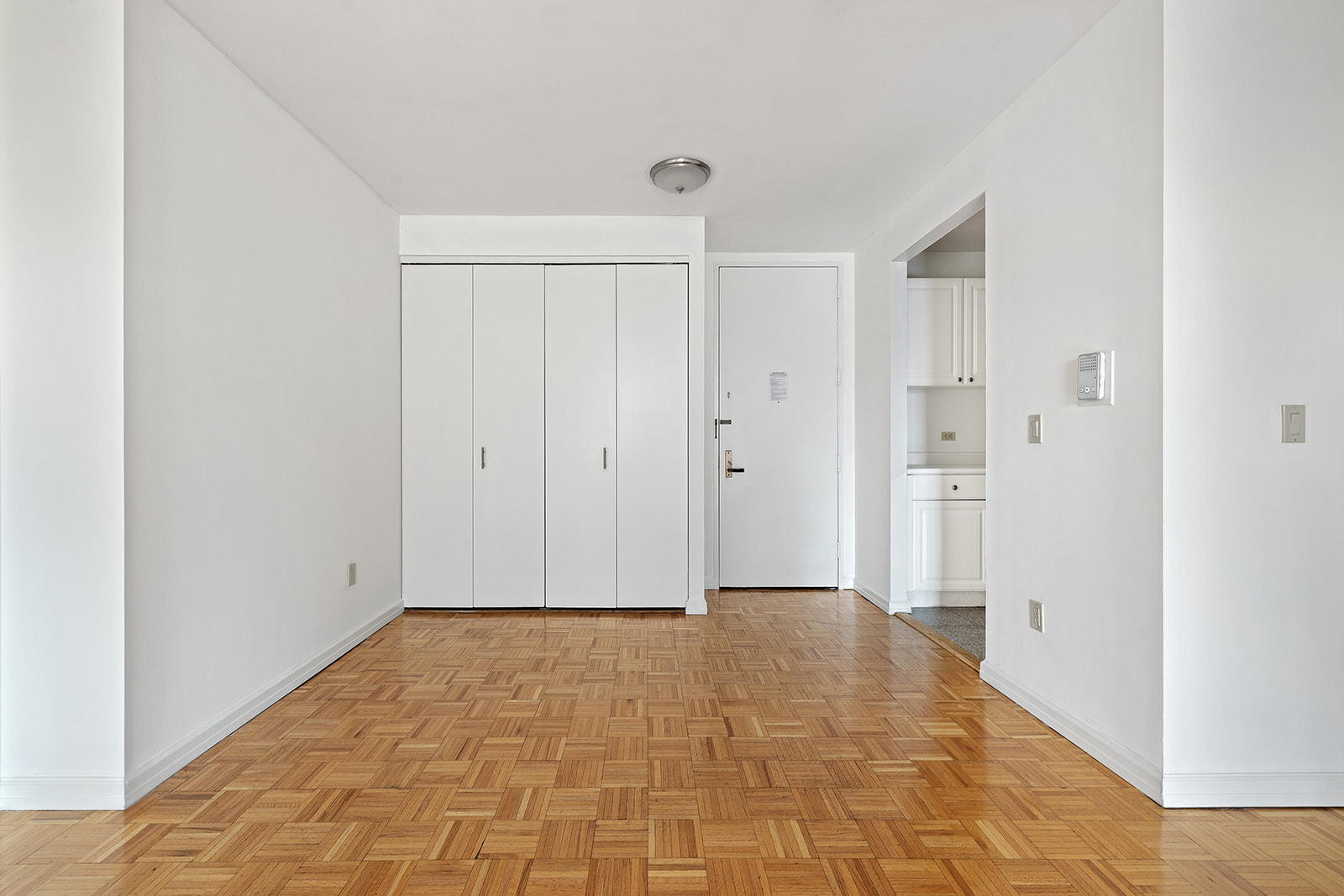170 East 87th Street, Unit W15H Manhattan, NY 10128 - Photo 10 of 13 a view of a hallway