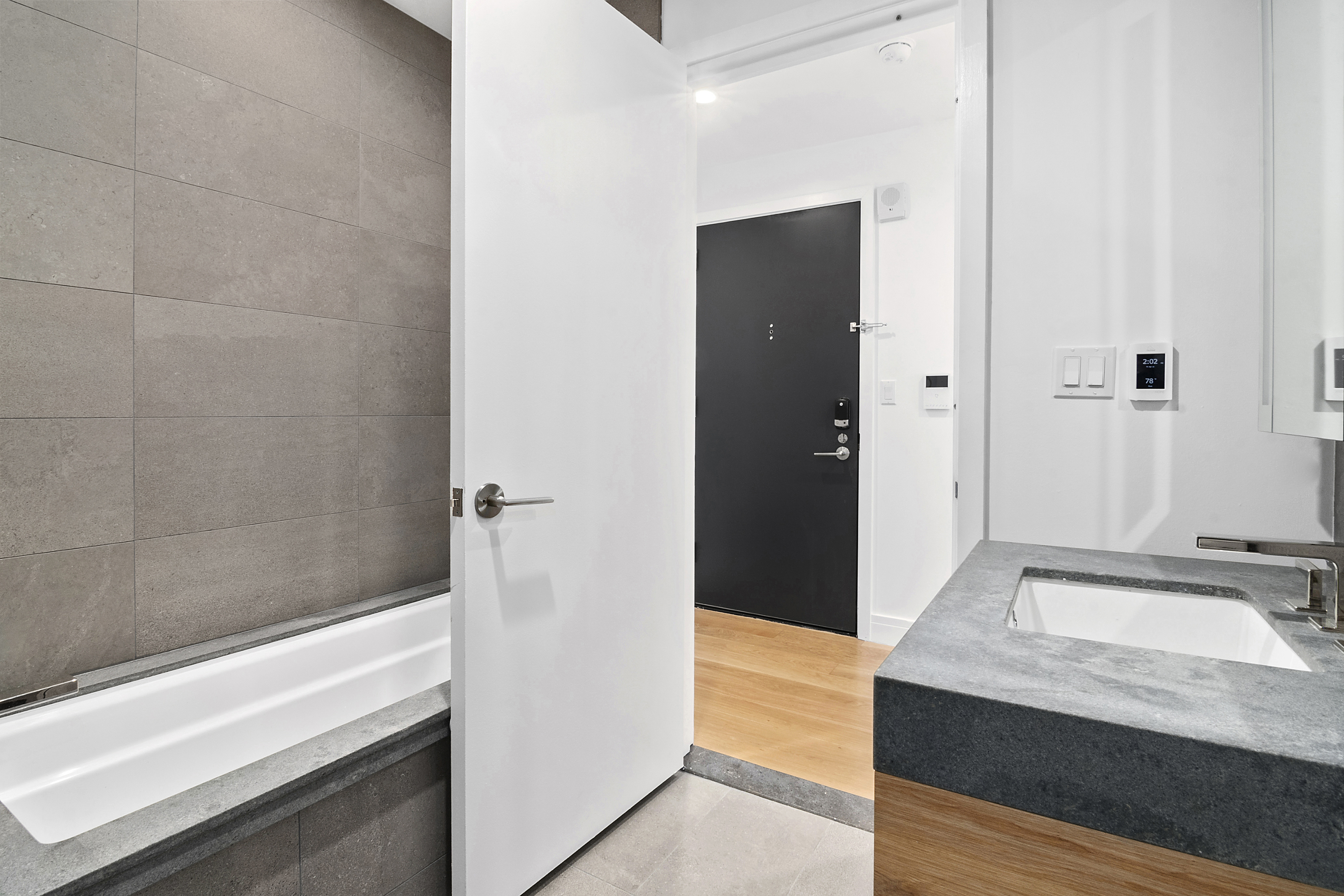 24-16 Queens Plaza South, Unit PHE Queens, NY 11101 - Photo 4 of 6