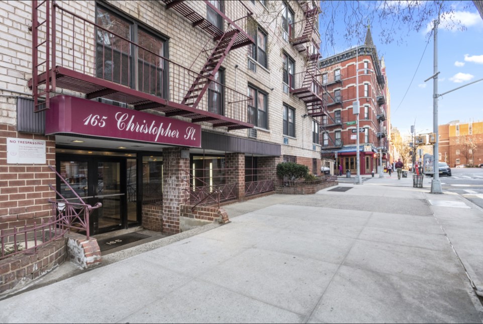165 Christopher Street, Unit 5Y Manhattan, NY 10014 - Photo 7 of 9 front view of a building