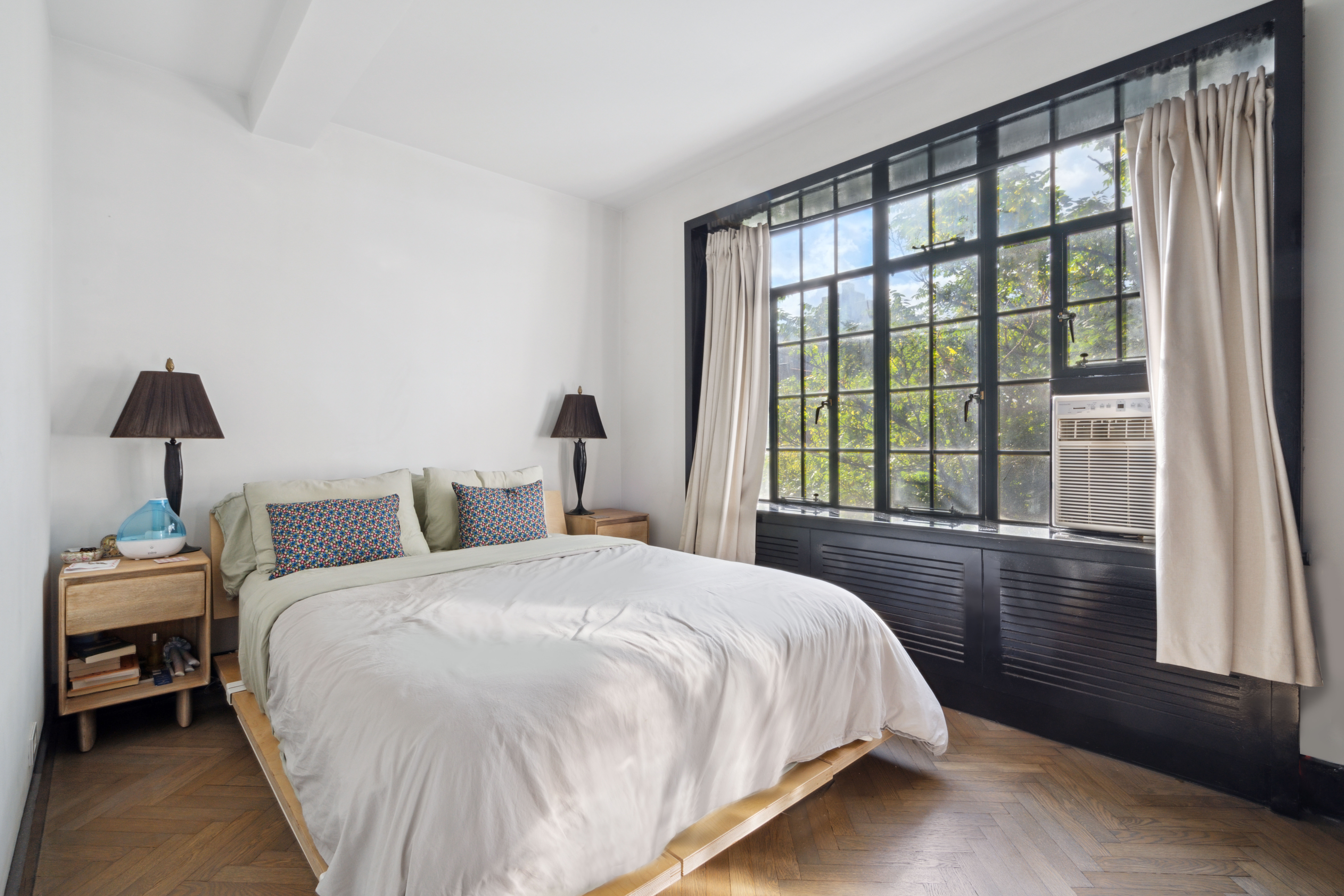 25 Monroe Place, Unit 6D Brooklyn, NY 11201 - Photo 2 of 4 a bedroom with a bed and a large window