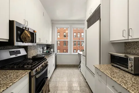 $2,695,000 | 885 West End Avenue, Unit 8A | Upper West Side