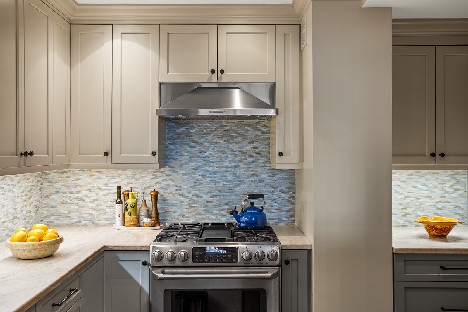 200 East End Avenue, Unit 10KL Manhattan, NY 10128 - Photo 10 of 23 a kitchen with a stove and cabinets