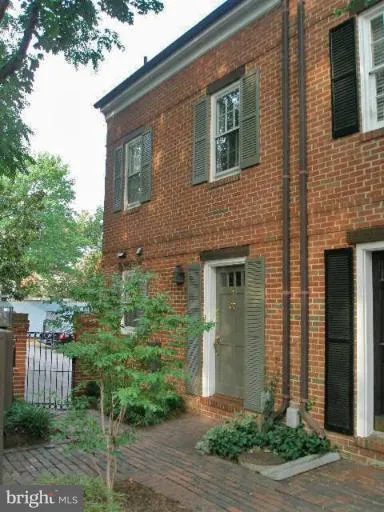 $915,000 | 109 King Henry Court, Alexandria, VA 22314