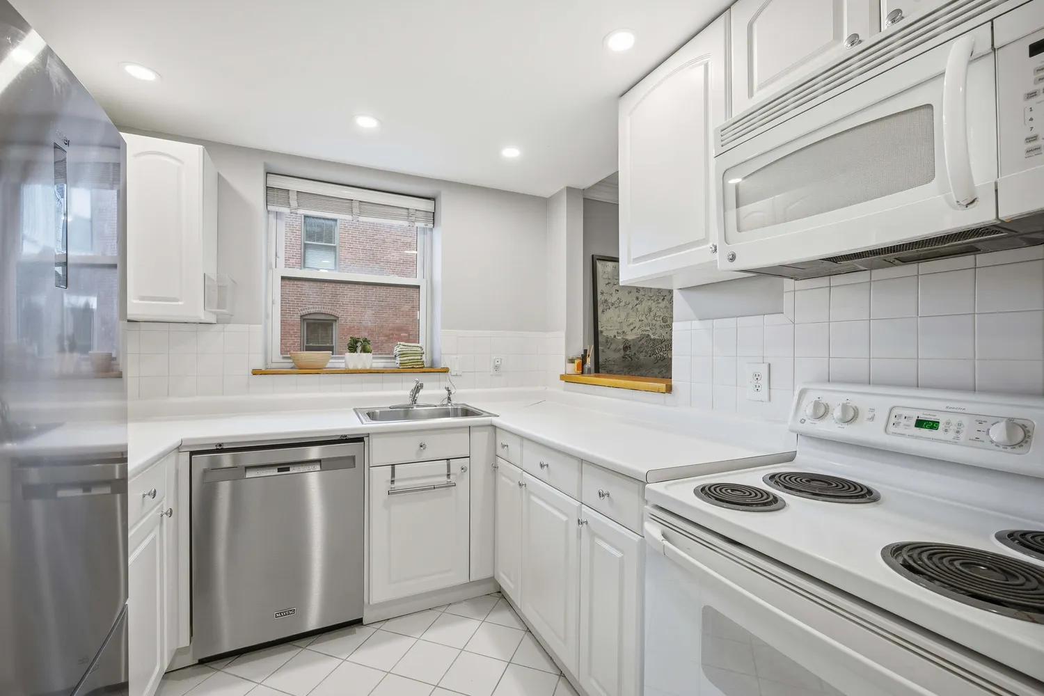 $925,000 | 96 Gainsborough Street, Unit 205W, Boston, MA 02115