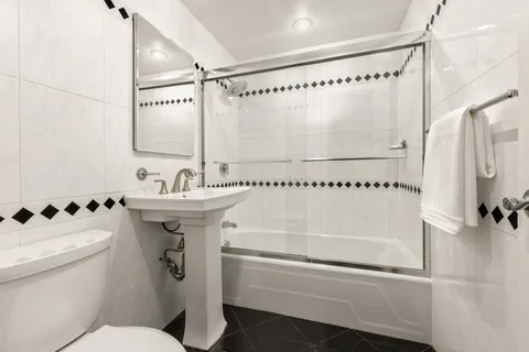 $1,850,000 | 250 East 65th Street, Unit 10C | Lenox Hill