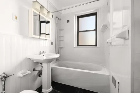 $1,149,000 | 71 Ocean Parkway, Unit 4N | Windsor Terrace