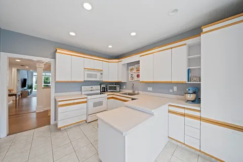 Contact Agent | Kim Terrace, Stoughton, MA 02072
