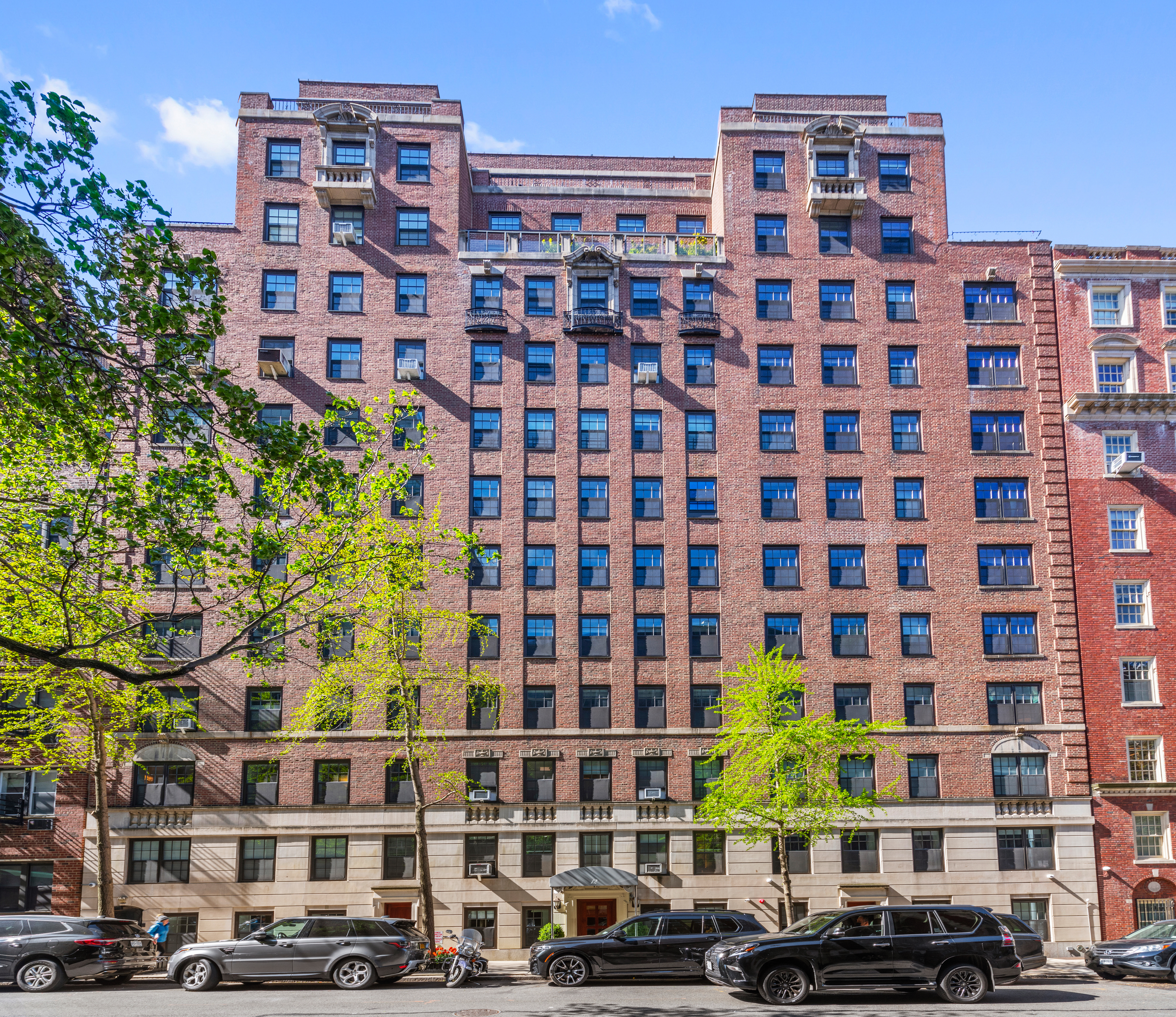 12 East 88th Street, Unit PH11/12B Manhattan, NY 10128 - Photo 19 of 22 a front view of a building