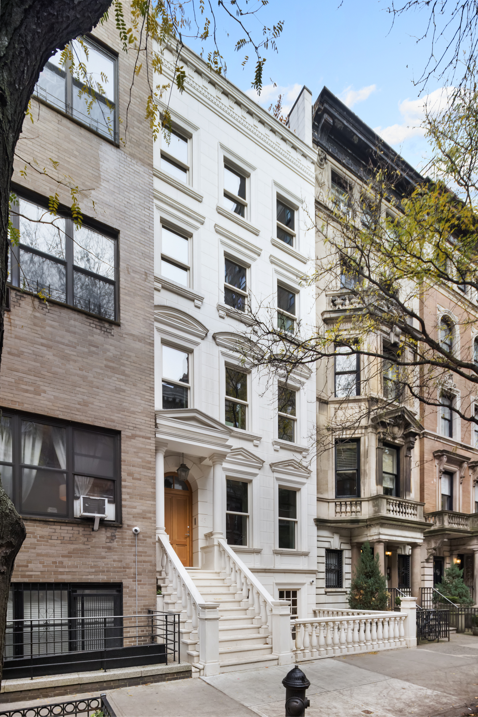 45 East 74th Street Manhattan, NY 10021 - Photo 2 of 33 a front view of a building