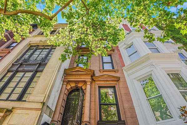 22 East 78th Street Manhattan, NY 10075 - Photo 22 of 23 a view of a building with a tree