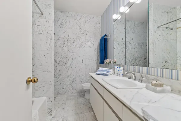 $1,695,000 | 167 East 61st Street, Unit 20E | Lenox Hill