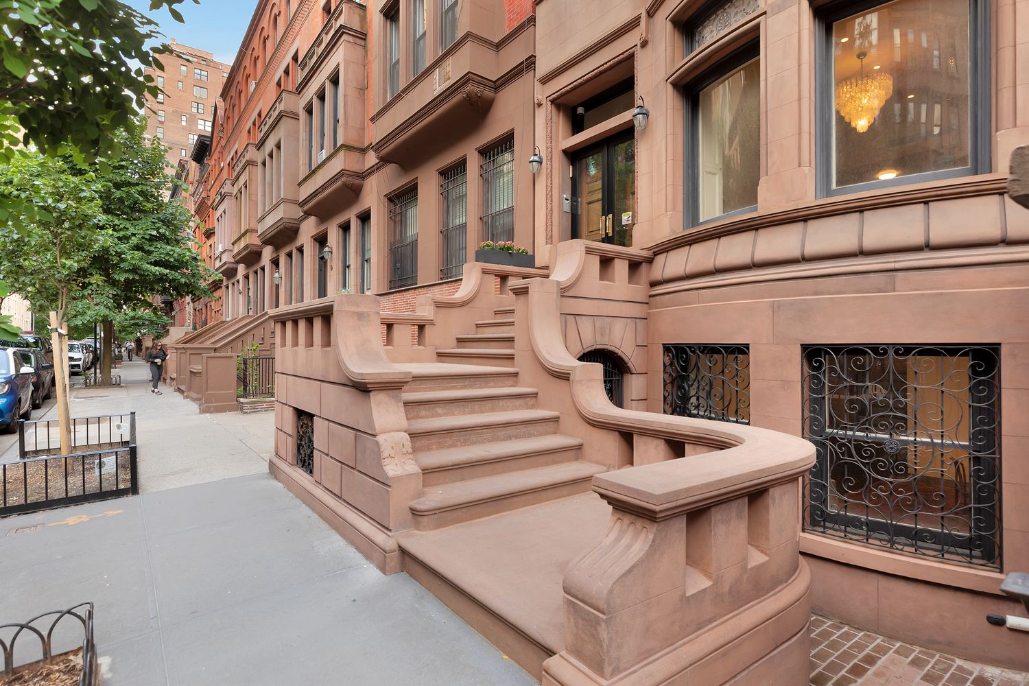 42 West 71st Street Manhattan, NY 10023 - Photo 32 of 35 a view of a building with a outdoor space