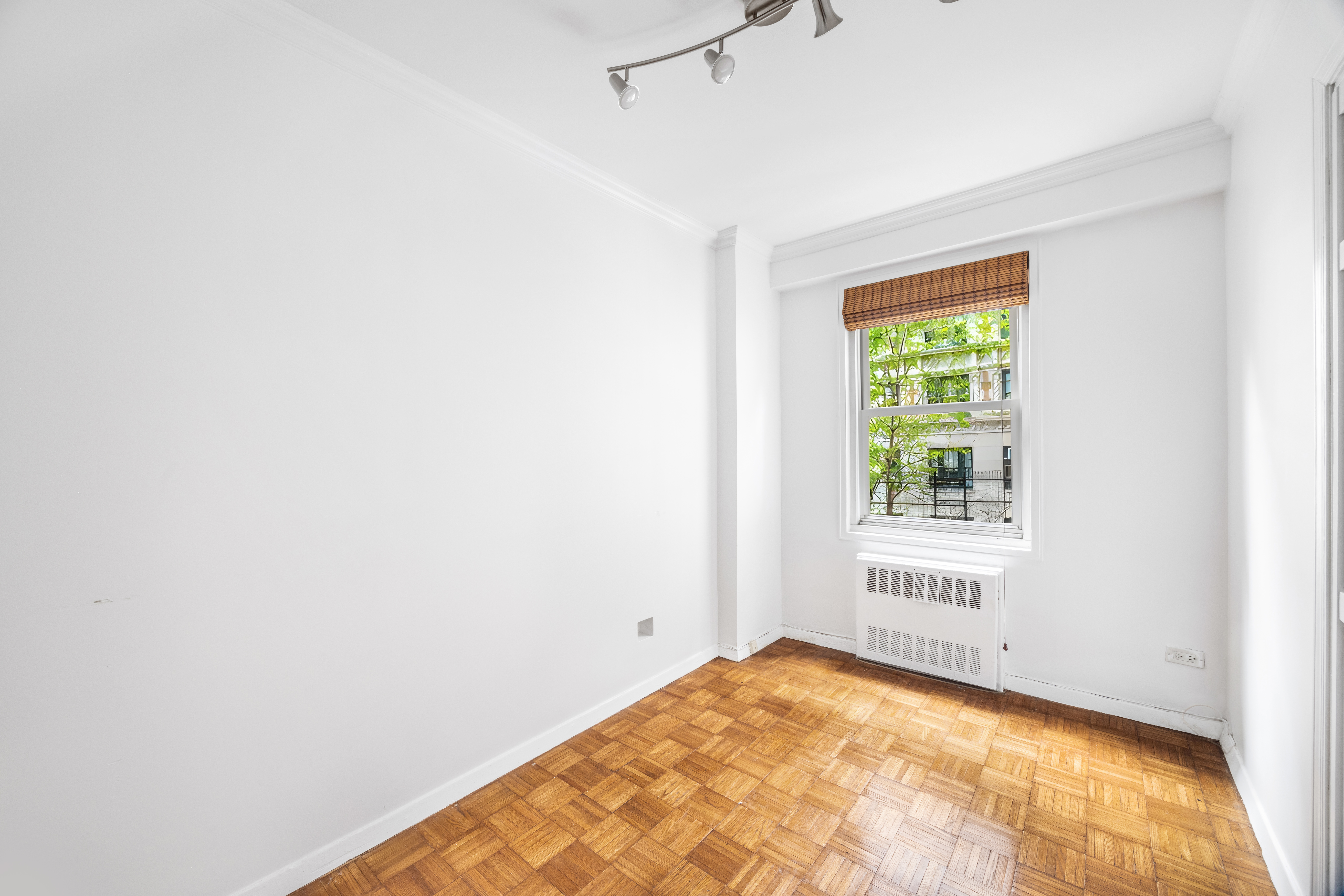 1199 Park Avenue, Unit 3G Manhattan, NY 10128 - Photo 6 of 12 a view of an empty room and window