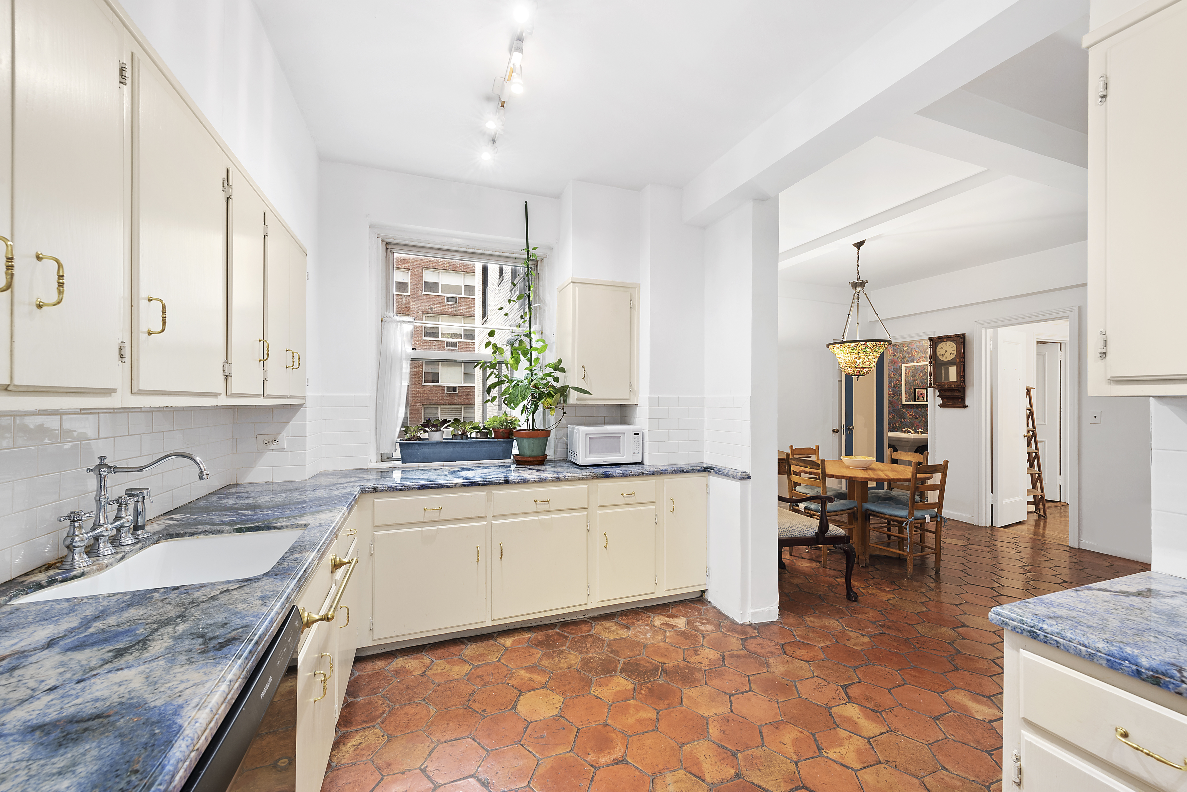 320 East 72nd Street, Unit 6A Manhattan, NY 10021 - Photo 4 of 11 Gallery Image 4