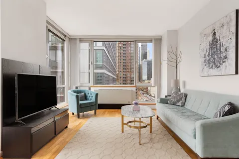 $4,350 | 635 West 42nd Street, Unit 7F | Hell's Kitchen