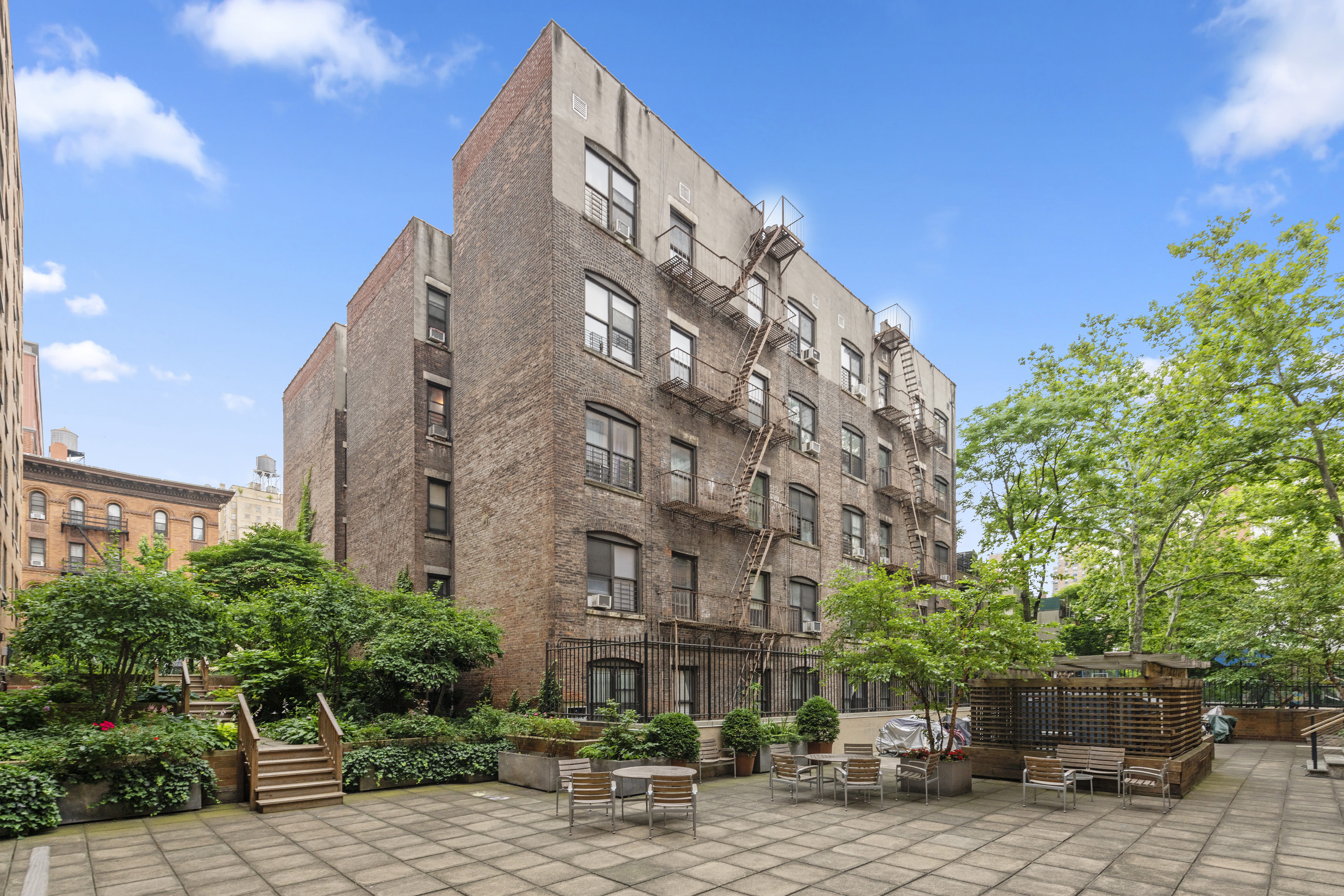 100 West 89th Street, Unit 3E Manhattan, NY 10024 - Photo 16 of 19 a front view of a building