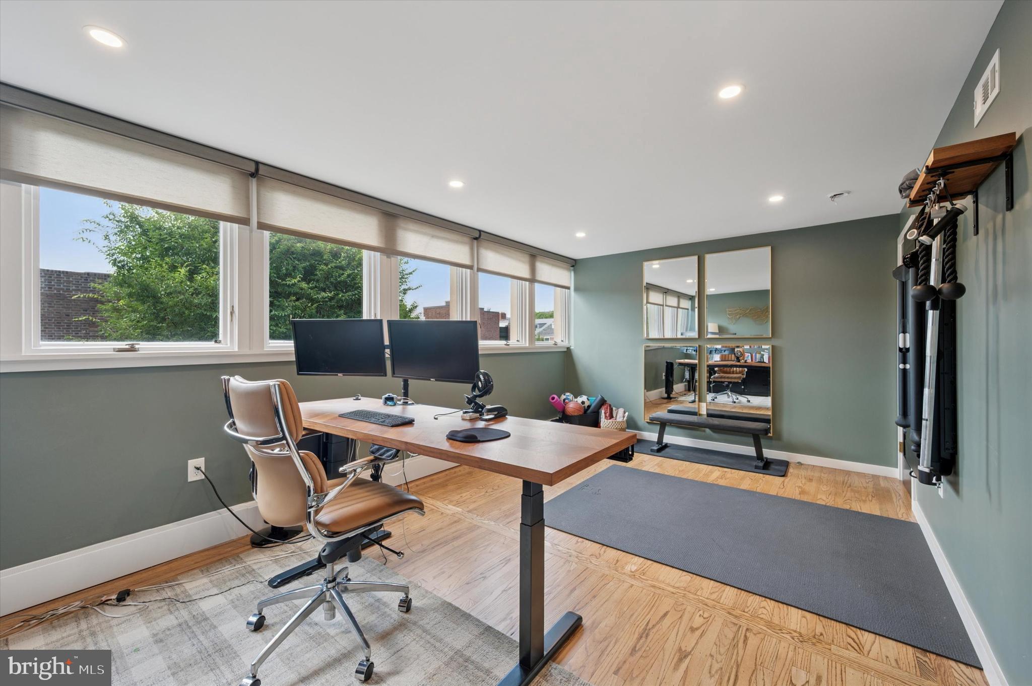 283 Locust Street Philadelphia, PA 19106 - Photo 20 of 33 a workspace with furniture and window